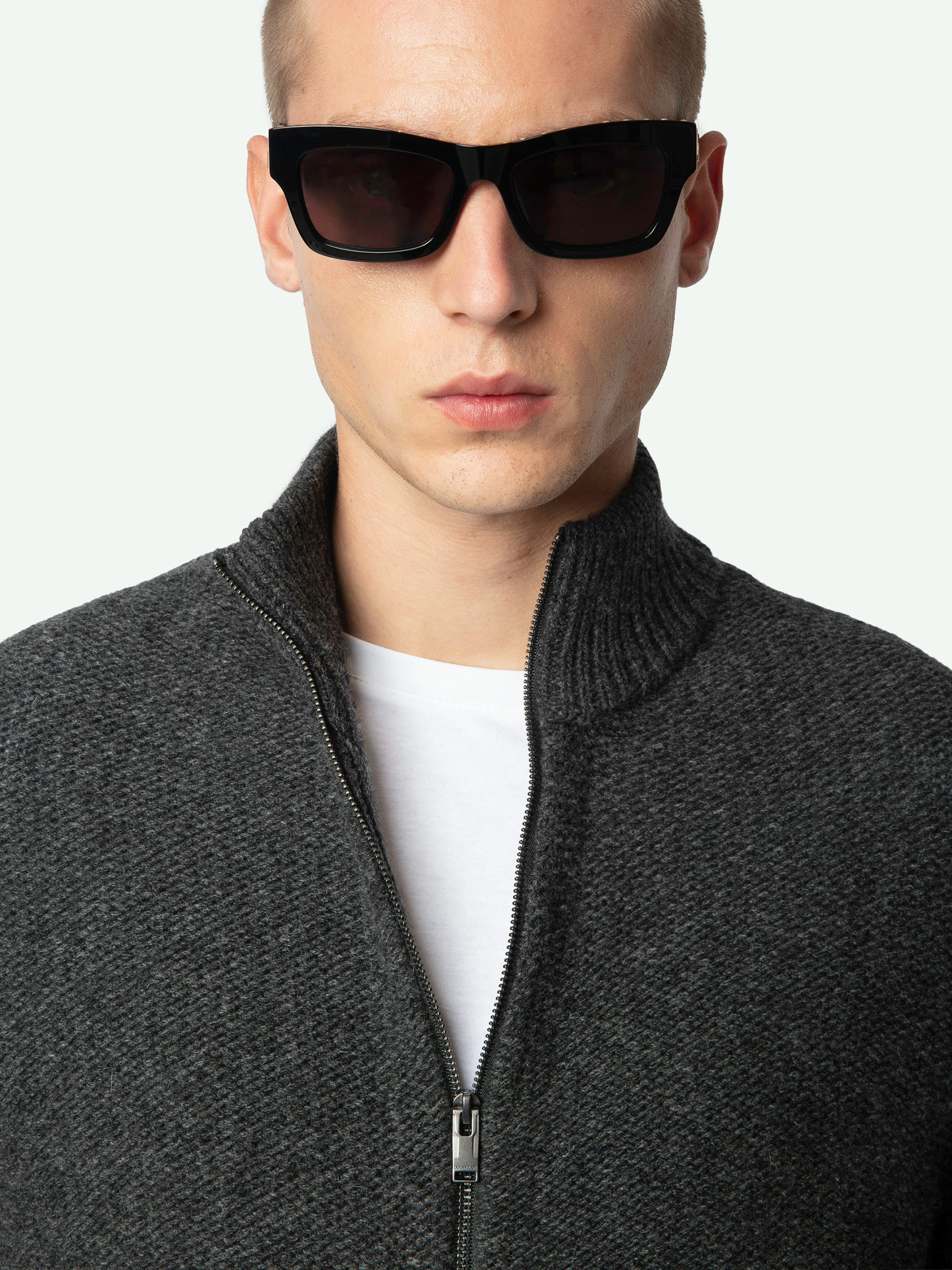 Cardigan Charly 100% Merinowolle - Cardigan mit Reißverschluss aus 100% dunkelgrauer Merinowolle mit Stehkragen, langen Ärmeln und Skull-Muster auf der Rückseite.